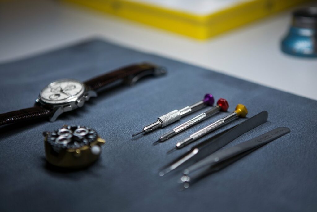 Production d’une montre Swiss made à l’aide d’outils de précision en Suisse